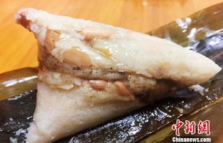 广东传统咸肉粽特写图片