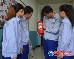 化工厂工人安全培训场景