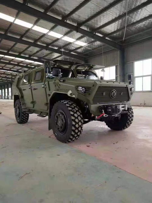 猛士M817夜间行驶灯光效果展示图