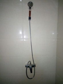 热水淋浴下的放松瞬间