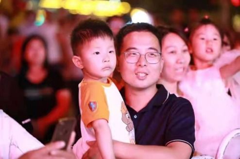 朋友们围坐一起唱歌庆祝生日