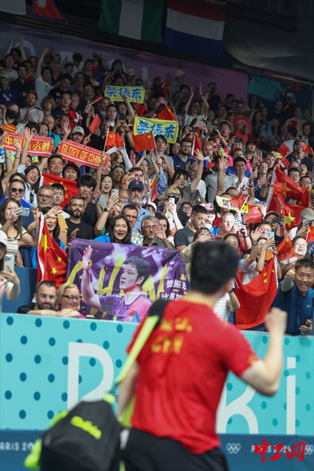 樊振东与球迷互动