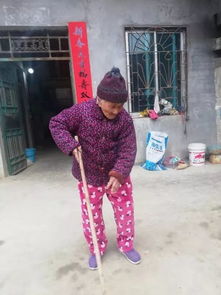 百岁老人在户外散步