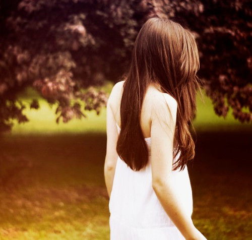 图片内容: 一个女生坐在窗边沉思的背影