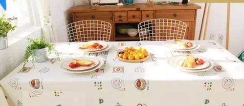 朋友围坐餐桌分享美食