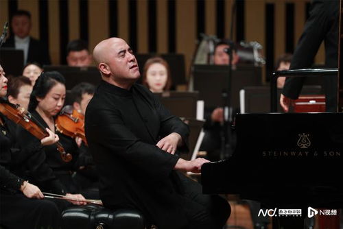 孔祥东弹奏钢琴现场