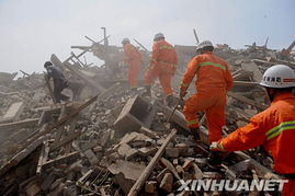 搜救队员正在紧张工作