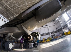 飞机在机库进行例行检查