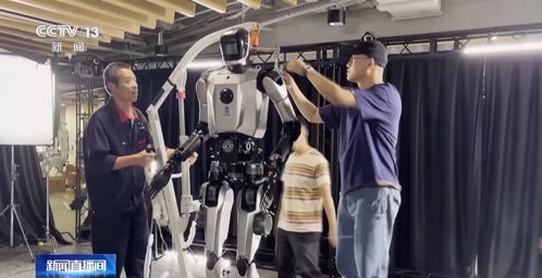 人与人形机器人在家中互动交流的温馨场景