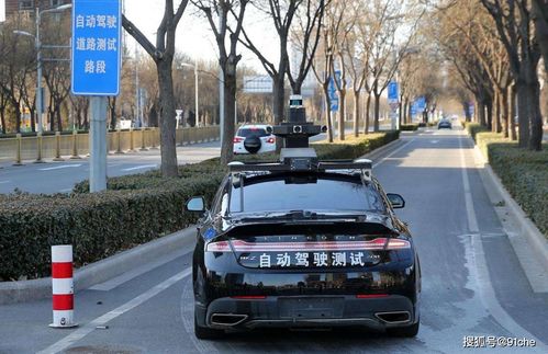 智能驾驶测试车辆在道路上行驶