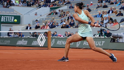 郑钦文在法网比赛中的精彩瞬间