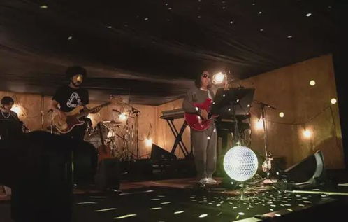 女生使用小黑盒拍摄街头艺人表演