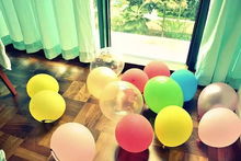 成年人拿着气球露出童真的笑容