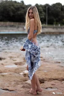 穿着防晒衣在海边散步的人