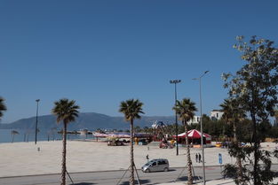 夕阳下的城市街道和行人