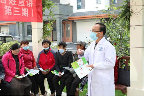 蒋先锋在村中讲解传统礼仪