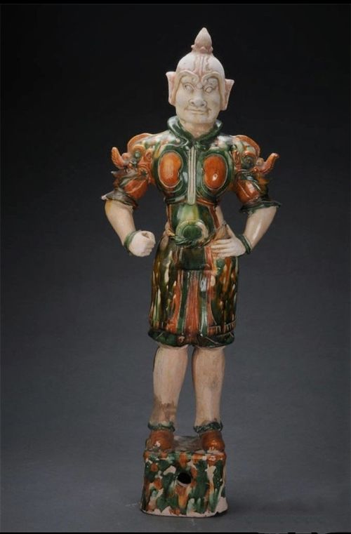 受损的铠甲武士俑特写图