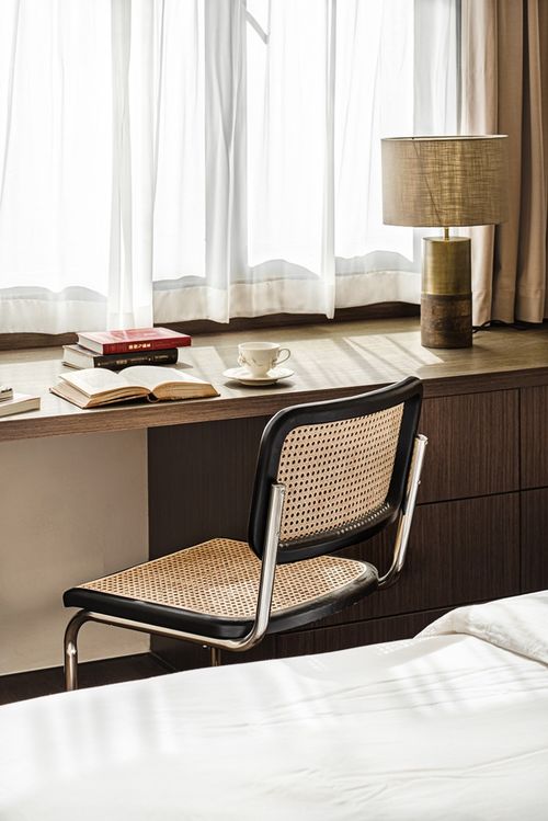 一个女孩在台灯下安静地阅读书籍