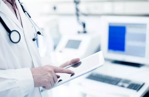 医生查看文件的场景