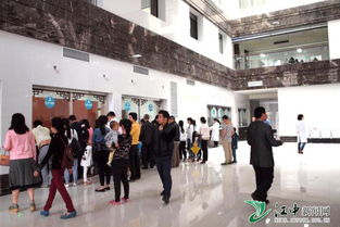 医院大厅人流如织