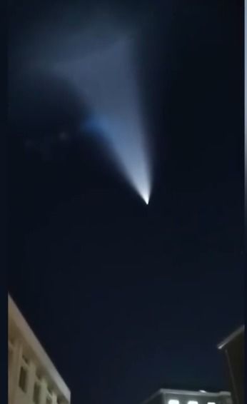 网友拍摄到夜空中的不明飞行物视频截图