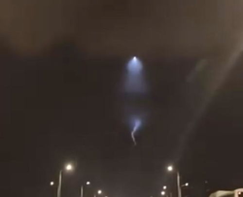 夜空惊现神秘光团，真相竟与卫星有关？博主揭秘全过程