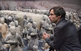 男子跳进兵马俑坑，是冲动还是无知？网友炸锅了