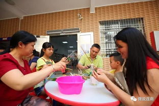 老人教孩子包粽子