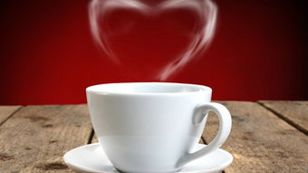 街头咖啡馆的玻璃窗和咖啡杯