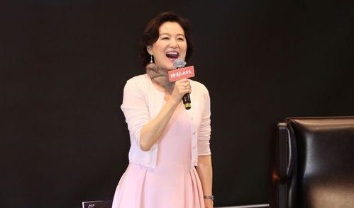 林青霞罕见现身送飞吻，粉丝激动落泪！昔日女神风采不减当年