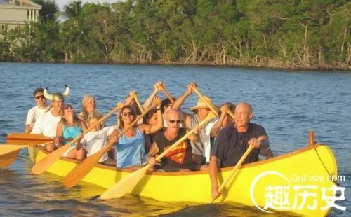 外国人在河边观看赛龙舟比赛