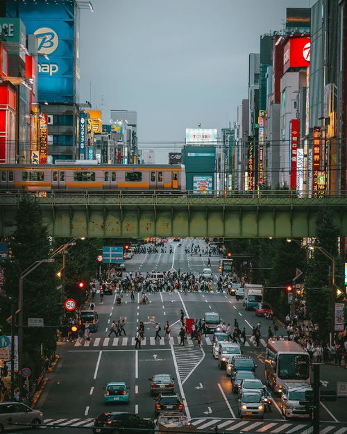 夜晚城市街头灯光下跳舞的人群
