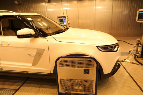 工程师在实验室测试汽车零部件性能