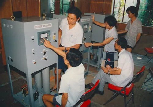 工程师正在调试人形机器人传感器系统