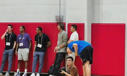 杨瀚森与教练在场边交流