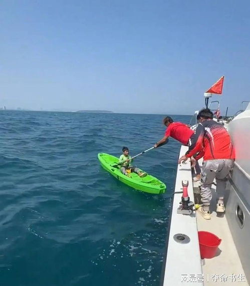 男子在海上漂流