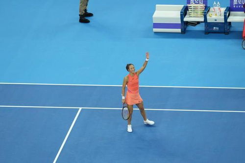 郑钦文在训练场练习