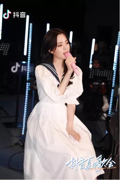 宋祖儿在618夏日歌会上亮相