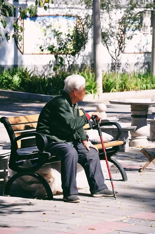 老人坐在阳台上望着远方