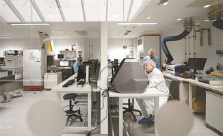 科研人员在实验室进行技术研究