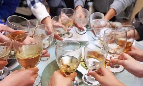 司机面对酒驾检查竟当场喝下白酒，真相让人哭笑不得