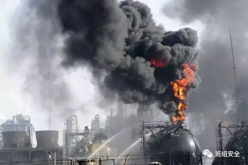 化工厂工人正在进行安全培训