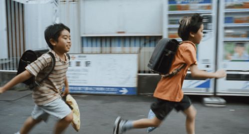 成年人在公园里沉思童年