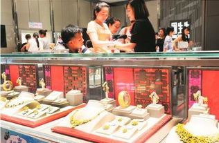 金饰租赁柜台前的年轻情侣咨询中