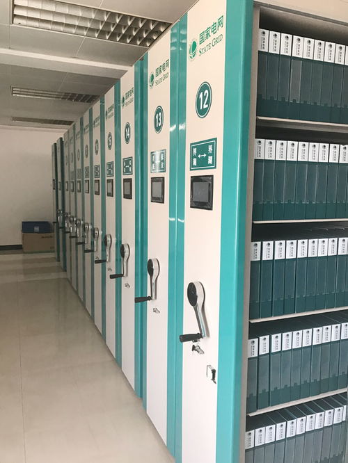 法院工作人员正在操作FUY福源智能档案柜