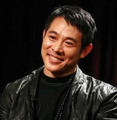 李连杰认真阅读网友提问