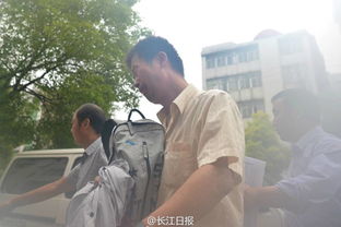 家属焦急等待消息