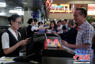 南航工作人员在机场处理旅客事务