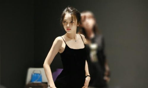 吴宣仪在后台认真练习舞蹈