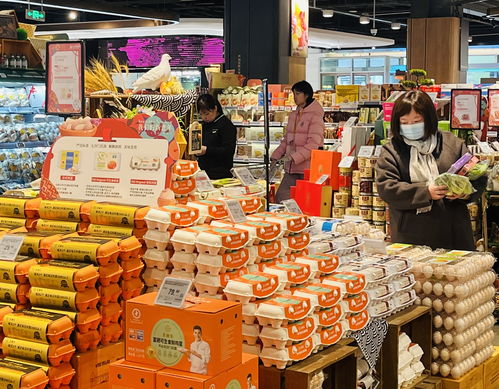 超市里人们选购商品的场景